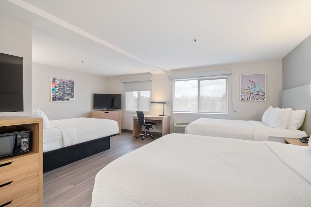 Best Western Lake Oswego/Portland Hotel & Suites Family Suite, Multiple Beds, Non Smoking, Refrigerator & Microwave 3