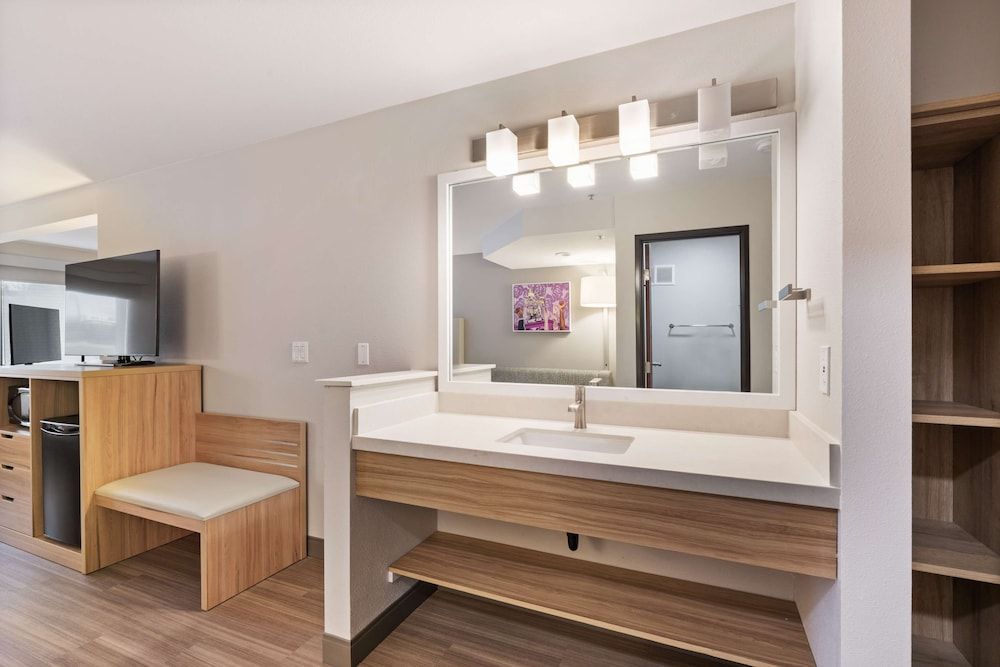 Best Western Lake Oswego/Portland Hotel & Suites Family Suite, Multiple Beds, Non Smoking, Refrigerator & Microwave 19