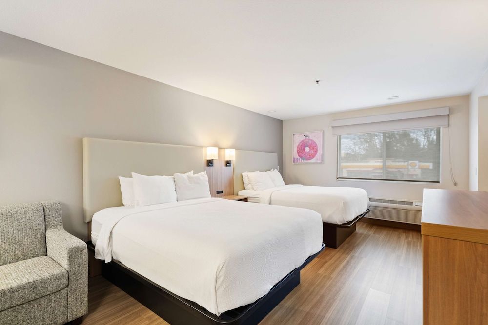 Best Western Lake Oswego/Portland Hotel & Suites Family Suite, Multiple Beds, Non Smoking, Refrigerator & Microwave 13