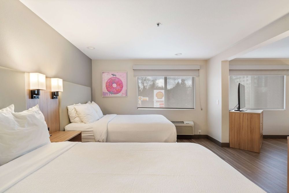 Best Western Lake Oswego/Portland Hotel & Suites Family Suite, Multiple Beds, Non Smoking, Refrigerator & Microwave 14