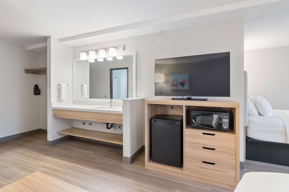 Best Western Lake Oswego/Portland Hotel & Suites Family Suite, Multiple Beds, Non Smoking, Refrigerator & Microwave 21