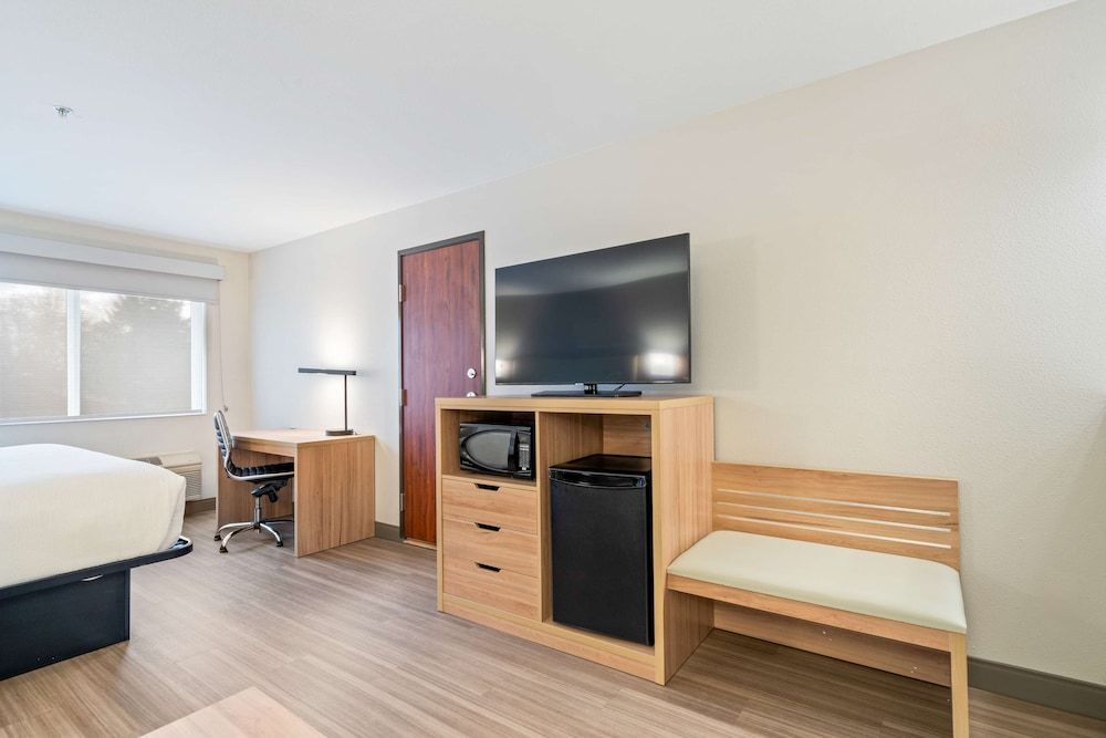 Best Western Lake Oswego/Portland Hotel & Suites Standard Room, 1 King Bed, Accessible, Refrigerator & Microwave 9
