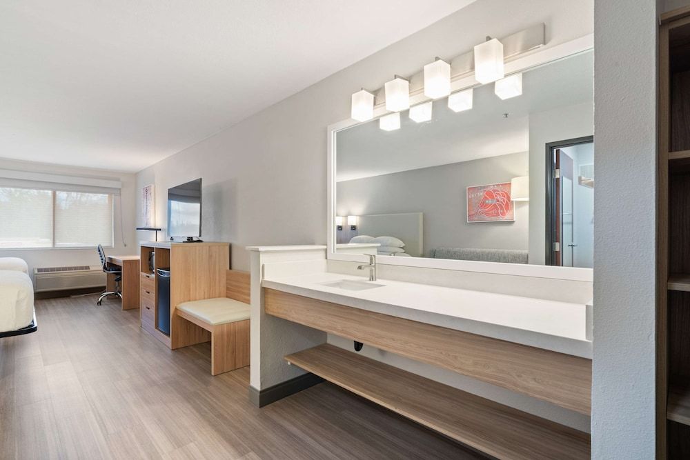 Best Western Lake Oswego/Portland Hotel & Suites Standard Room, 2 Queen Beds, Non Smoking, Refrigerator & Microwave 10