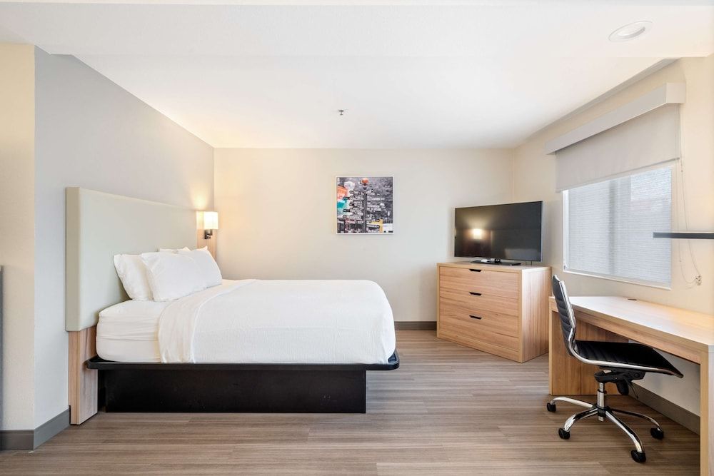 Best Western Lake Oswego/Portland Hotel & Suites Family Suite, Multiple Beds, Non Smoking, Refrigerator & Microwave 5