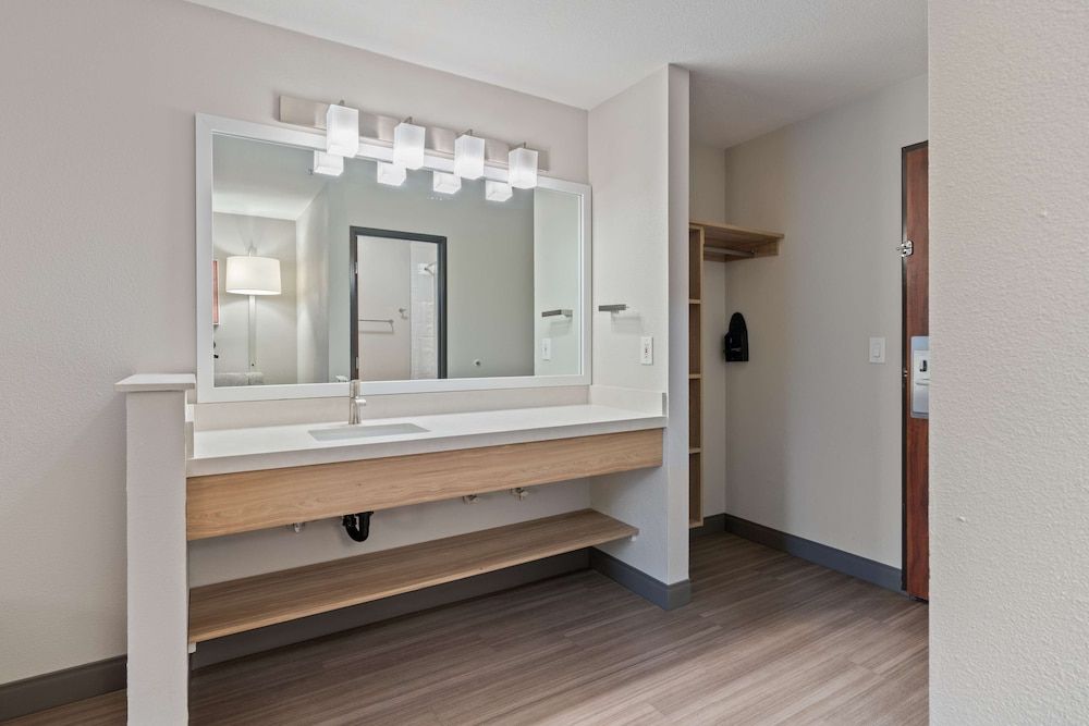 Best Western Lake Oswego/Portland Hotel & Suites Standard Room, 2 Queen Beds, Non Smoking, Refrigerator & Microwave 9