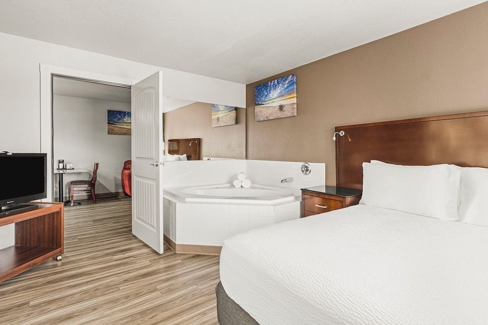 The Ashley Inn & Suites Suite, Jetted Tub 7