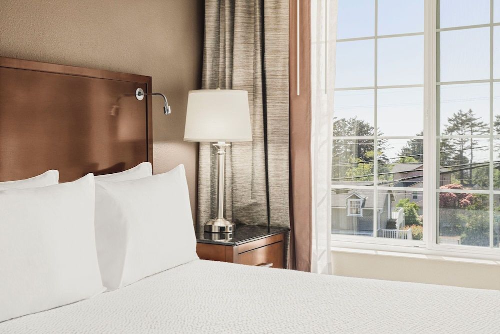 The Ashley Inn & Suites Suite, Jetted Tub 6