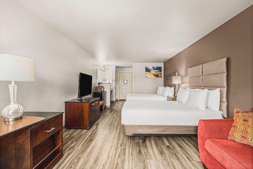 The Ashley Inn & Suites Standard Room, 2 Queen Beds 6