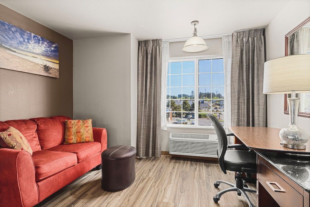 The Ashley Inn & Suites Standard Room, 2 Queen Beds 9