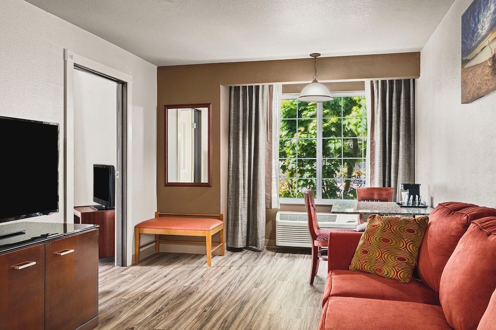 The Ashley Inn & Suites Suite, Jetted Tub 13