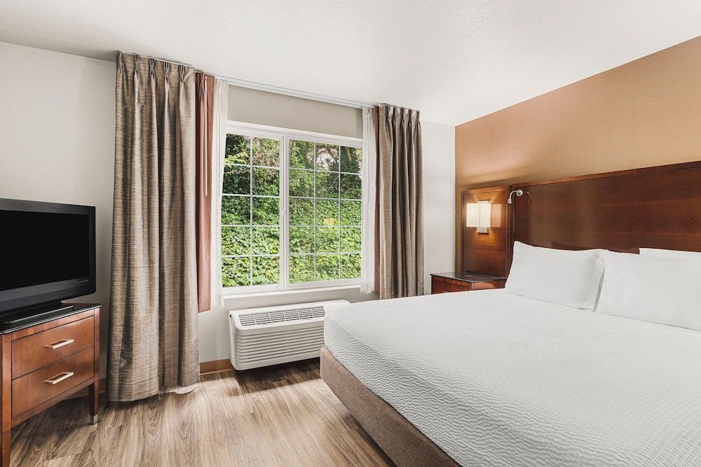 The Ashley Inn & Suites Family Suite, Multiple Beds 3