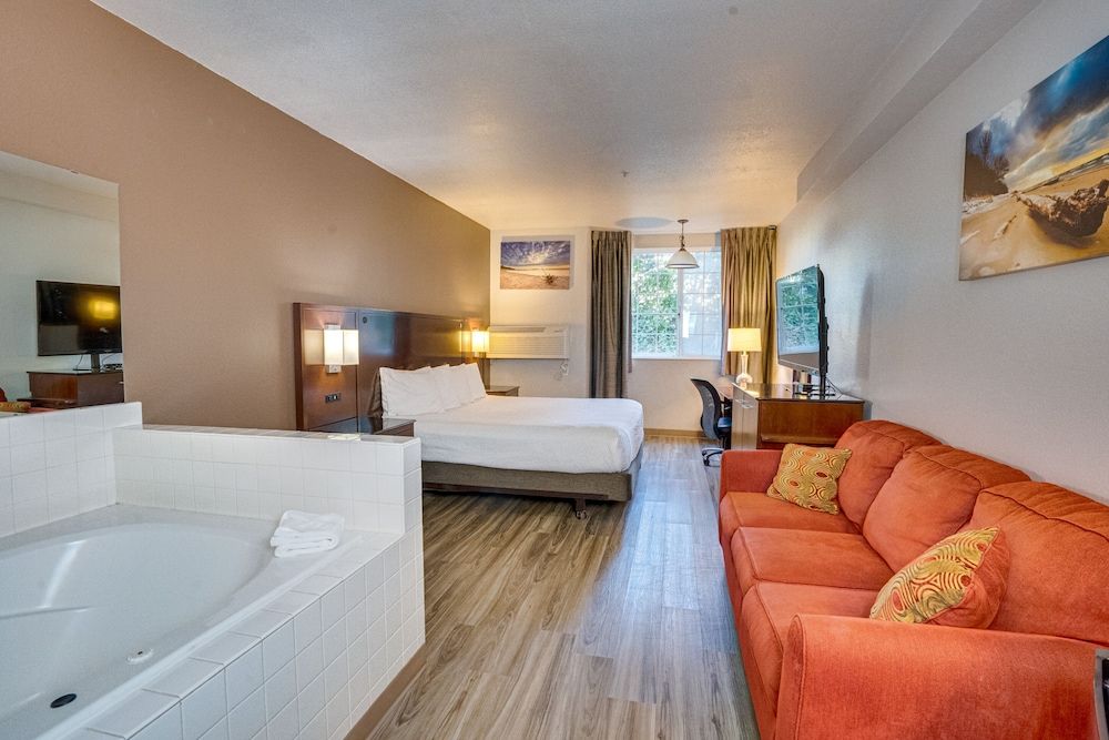 The Ashley Inn & Suites Suite, Jetted Tub 3