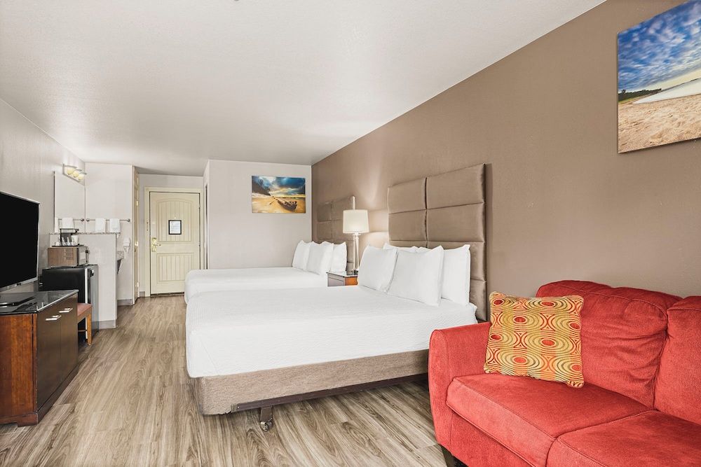The Ashley Inn & Suites Standard Room, 2 Queen Beds 3