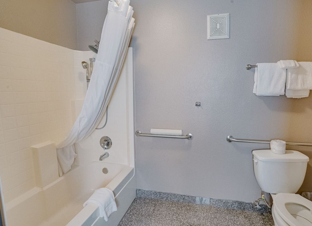 The Ashley Inn & Suites Suite, Jetted Tub 9