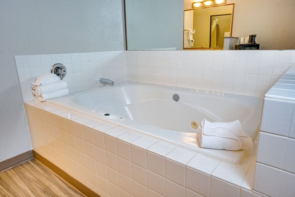 The Ashley Inn & Suites Suite, Jetted Tub 10