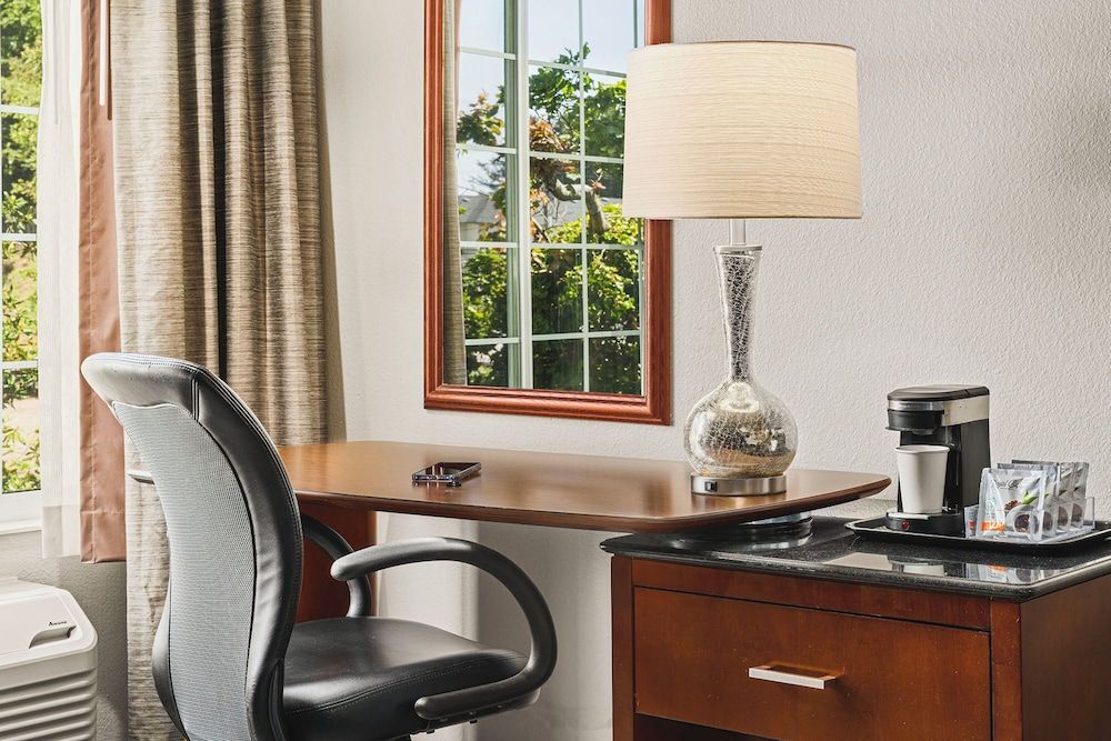 The Ashley Inn & Suites Family Suite, Multiple Beds 5