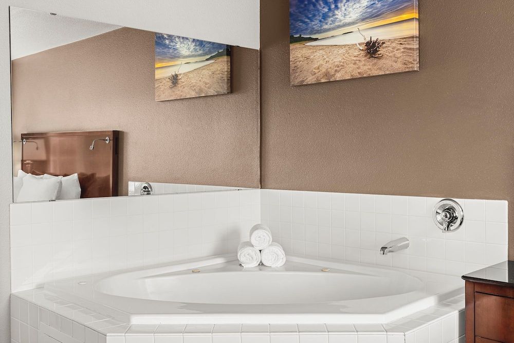 The Ashley Inn & Suites Suite, Jetted Tub 8
