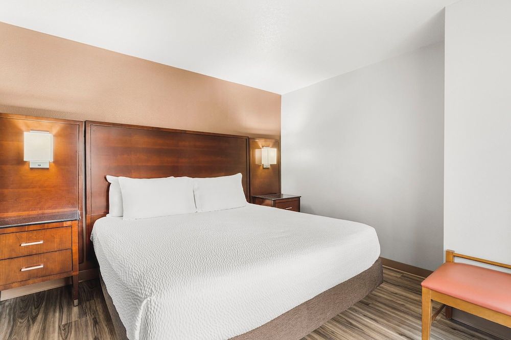 The Ashley Inn & Suites Suite, Jetted Tub 4