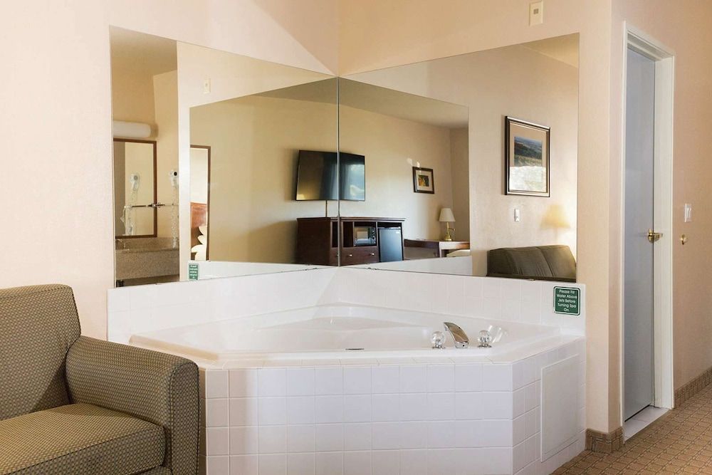 Red Lion Inn & Suites McMinnville Executive Suite, 1 King Bed, Jetted Tub (Adults Only) 3