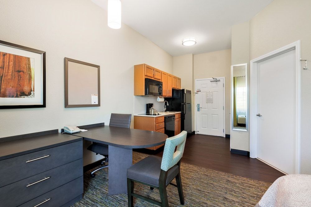 Studio Suite, 1 Queen Bed, Roll-in Shower (Mobility, Roll-In Shower)