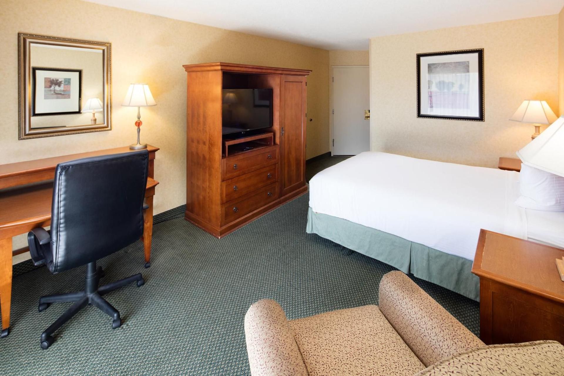 Red Lion Hotel Pendleton Standard Queen Bed 2