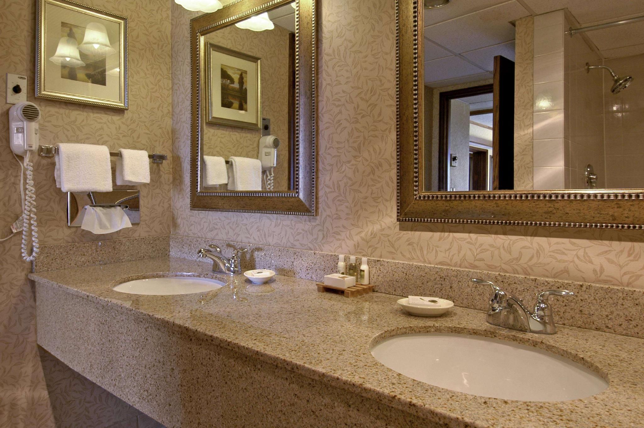 Red Lion Hotel Pendleton Standard Queen Bed 3