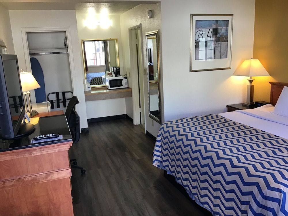 Standard Room, 1 Queen Bed
