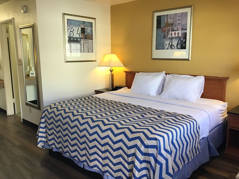 Room, 1 King Bed, Non Smoking, Refrigerator & Microwave