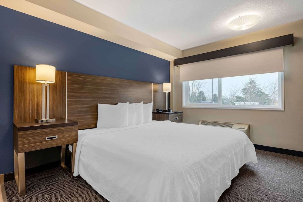 Standard Studio, 1 King Bed, Accessible Bathtub, Non Smoking