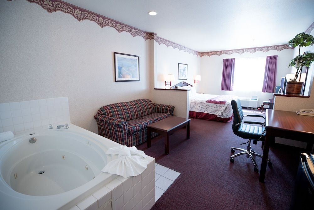 Family Suite, 2 Bedrooms Non Smoking 1 king, 1 Queen with Jacuzzi