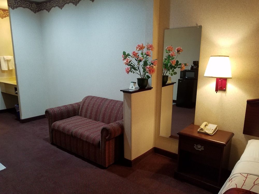 Family Suite, 2 Bedrooms Non Smoking 1 king, 1 Queen with Jacuzzi