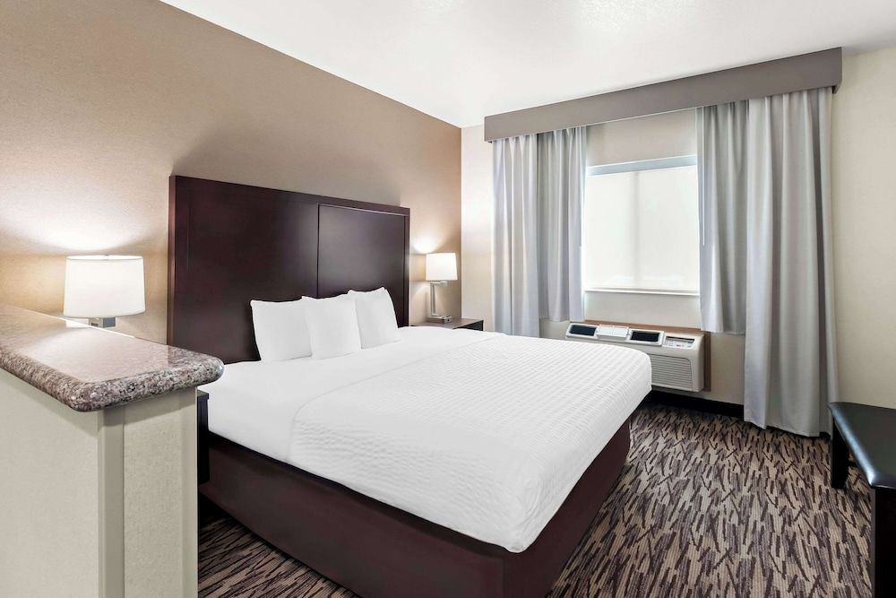 Suite, 1 Queen Bed with Sofa bed, Non Smoking
