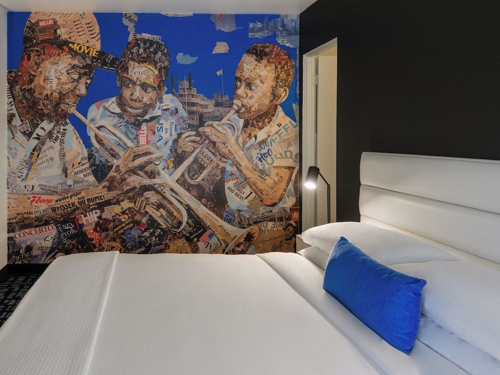 Jupiter Hotel King Headliner 3