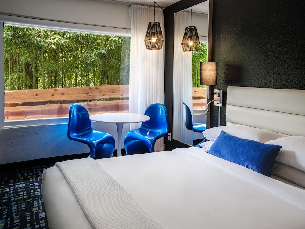 Jupiter Hotel King Headliner