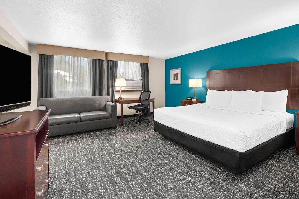 Deluxe Suite, 1 King Bed, Non Smoking (Kitchenette)