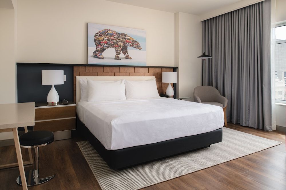 Club Room, 1 King Bed, Non Smoking, City View