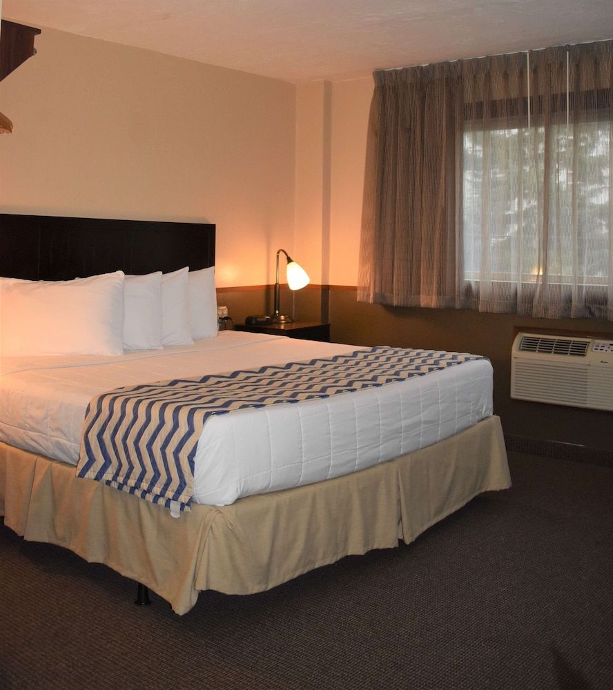 King Bed, Street Level