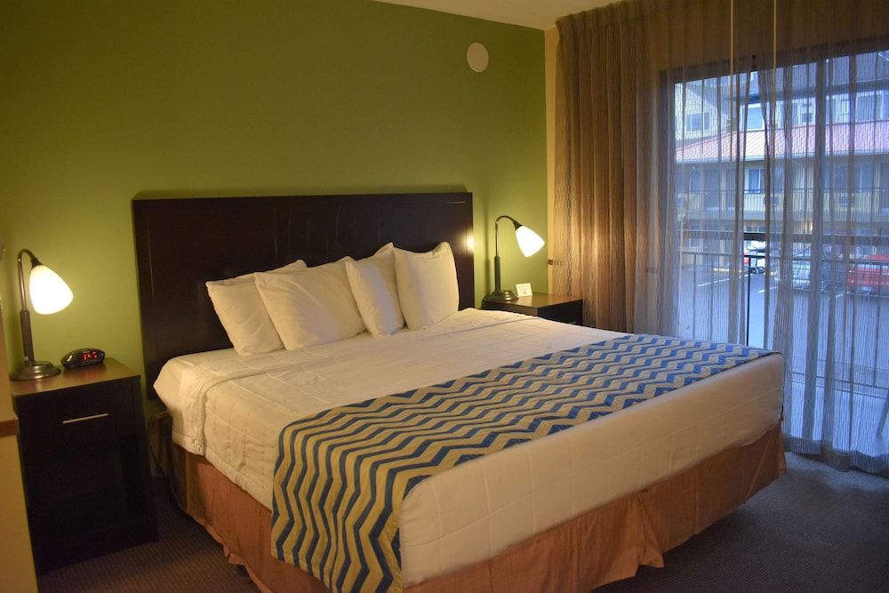 Standard Room, 1 King Bed, Non Smoking, Balcony