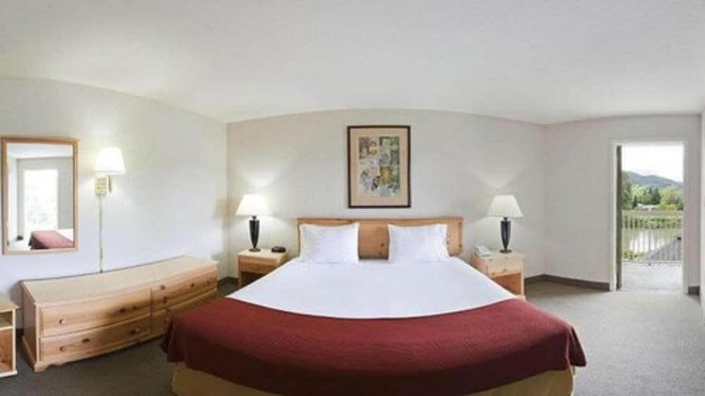 Room, 1 Queen Bed, Accessible (Communications, Roll-In Shower)