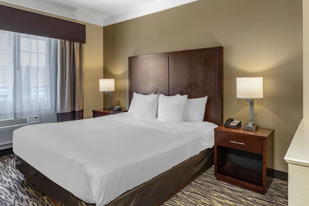 Suite, 1 King Bed, Accessible, Non Smoking