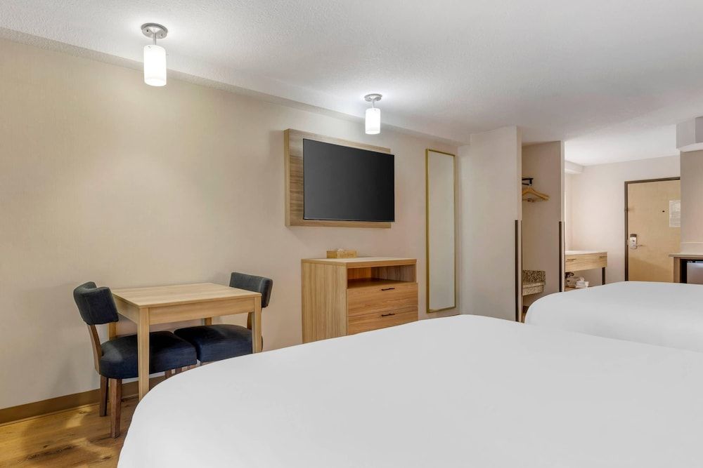 Columbia River Hotel and Conference Center, an Ascend Collection Hotel Suite, 2 Queen Beds, Non Smoking (Efficiency) 6