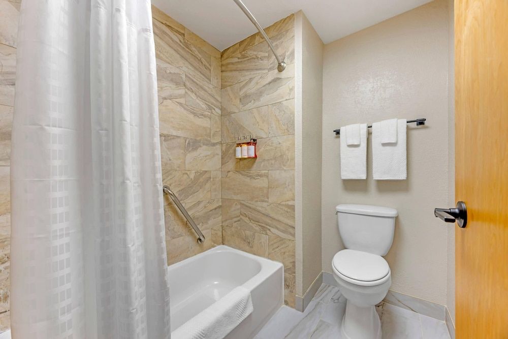 Columbia River Hotel and Conference Center, an Ascend Collection Hotel Suite, 2 Queen Beds, Non Smoking (Efficiency) 5