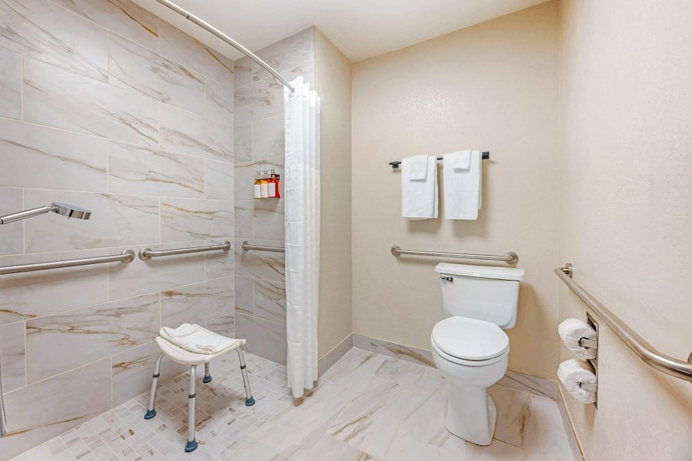 Columbia River Hotel and Conference Center, an Ascend Collection Hotel Room, 2 Queen Beds, Accessible, Non Smoking 5