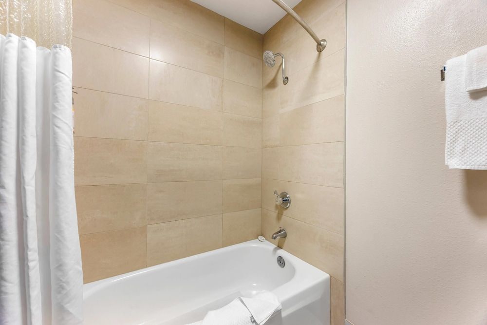 Columbia River Hotel and Conference Center, an Ascend Collection Hotel Standard Room, 1 King Bed, Non Smoking 6