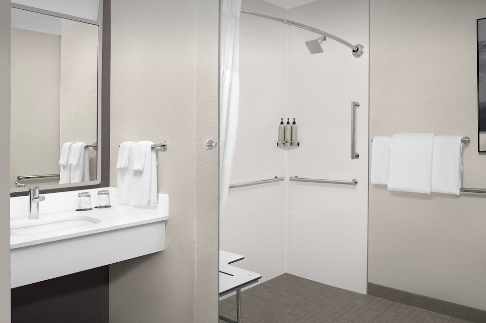 Suite, 1 Bedroom, Non Smoking (Mobility/Hearing Access, Roll-in Shwr)