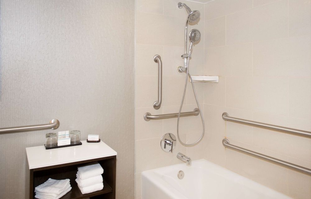 Suite, 1 King Bed, Accessible