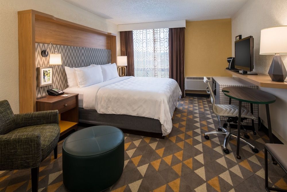 Standard Room, 1 King Bed (Walk-In Shower)