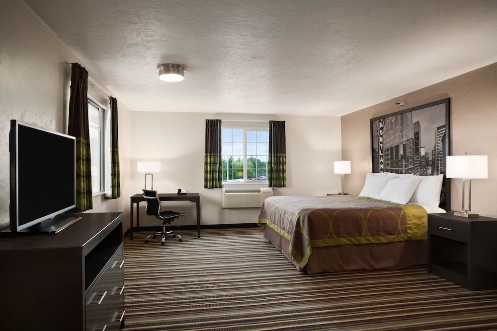 Suite, 1 Queen Bed, Microwave