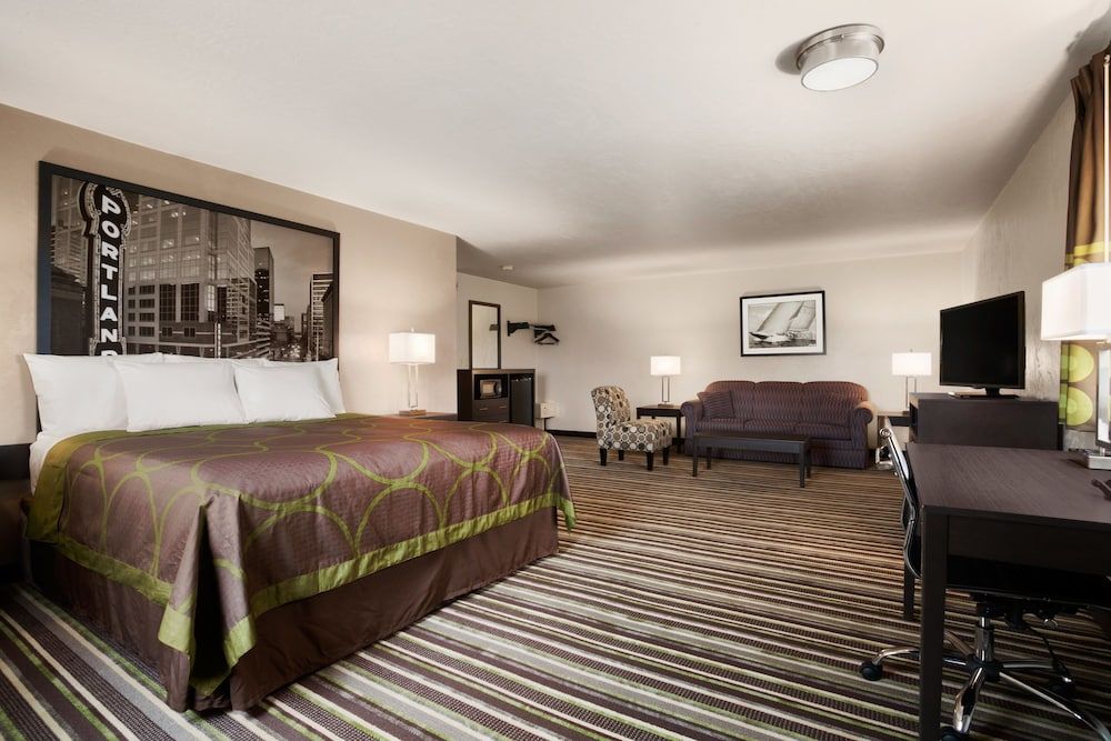 Suite, 1 Queen Bed, Microwave