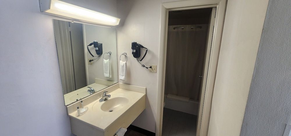 Parkview Inn and Conference Center Standard Room, 2 Double Beds, Non Smoking 4